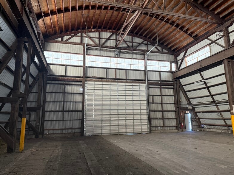 More Photos Of 2050 Cross St, Eugene Warehouse For Lease