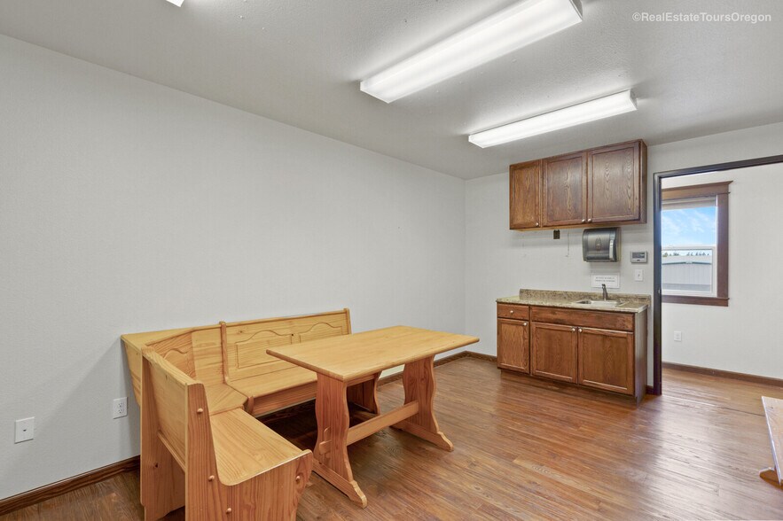 More Photos Of 10791 Oak St NE, Donald Showroom For Sale