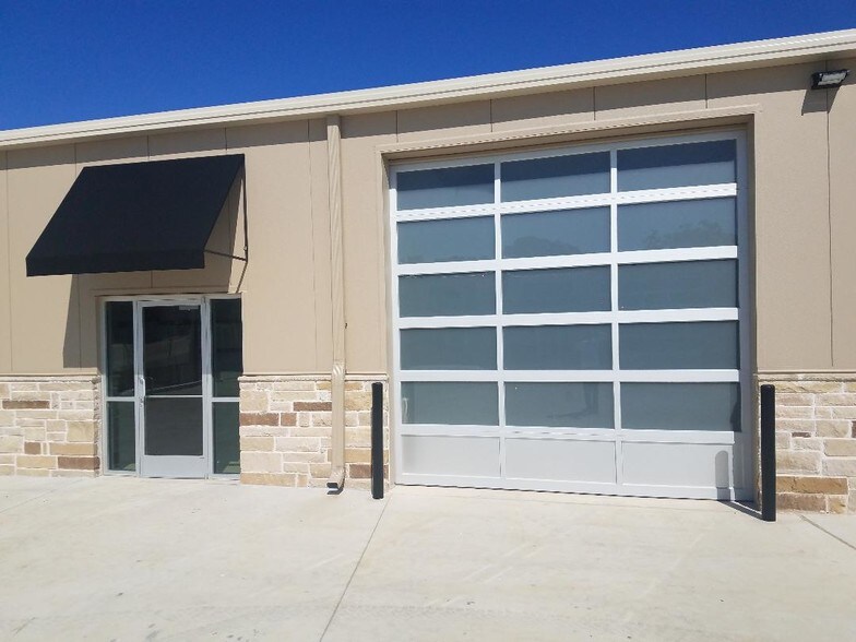 More Photos Of 811 Stonecrest Rd, Argyle Showroom For Lease