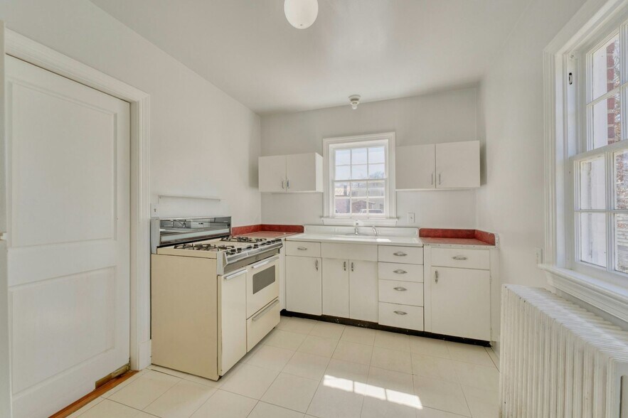 More Photos Of 121 N Hatcher Ave, Purcellville Office For Sale