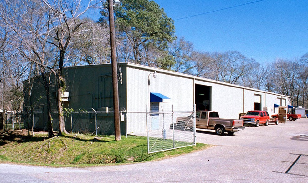 More Photos Of 301 Bennington St, Houston Warehouse For Lease