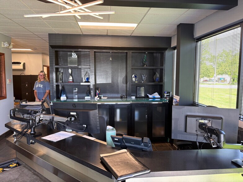 More Photos Of 2360 Oak Industrial Dr NE, Grand Rapids Flex For Sale