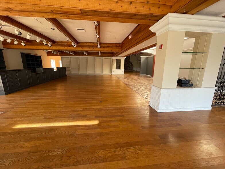 More Photos Of 9405 Kenwood Rd, Cincinnati Unknown For Lease