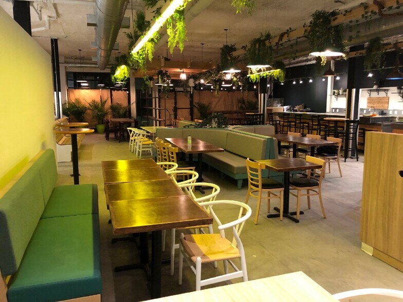 More Photos Of 5329 Av Du Parc, Montréal Storefront Retail Residential For Sale