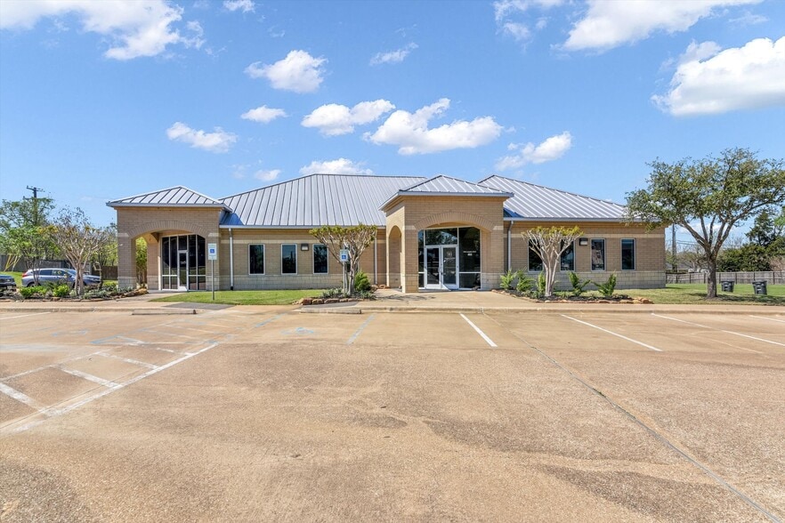 More Photos Of 3308 Longmire Dr, College Station Office For Lease