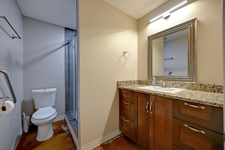 More Photos Of 1940 Magnolia Ave, Luling Self Storage For Sale