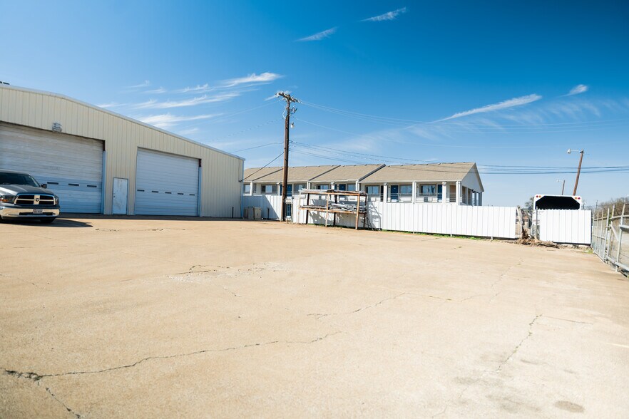 More Photos Of 1630 N Interstate 35 E, Lancaster Flex For Sale