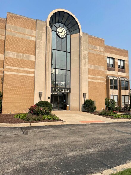 More Photos Of 1S443 Summit Ave, Oakbrook Terrace Medical For Lease