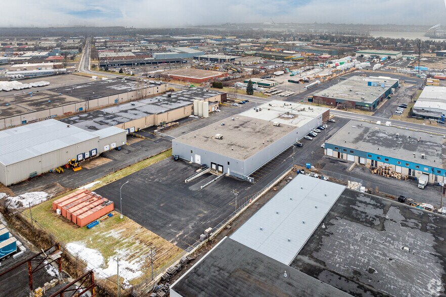 More Photos Of 2396-2400 Rue De La Province, Longueuil Office For Sale