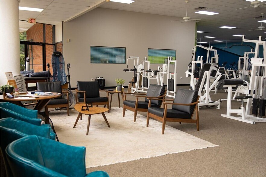 More Photos Of 15043 Main St, Alachua Showroom For Sale