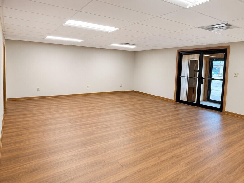 More Photos Of 108 E Lipan Dr, Lipan Storefront Retail Office For Sale