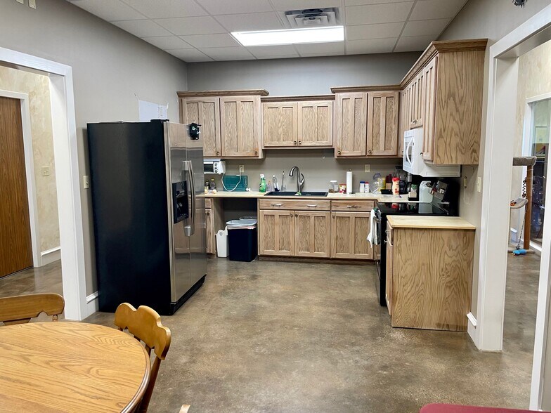 More Photos Of 2200 Garden Ln, Midland Service For Sale