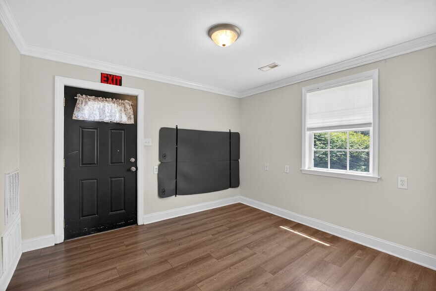 More Photos Of 168 Faulconerville Dr, Amherst Flex For Sale