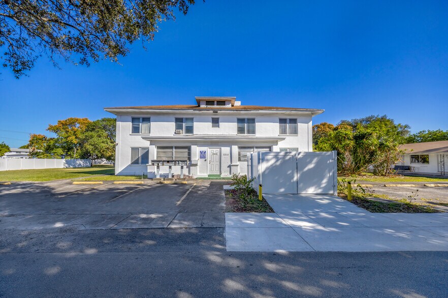 Primary Photo Of 1215 N 17th Ct, Hollywood Apartments For Sale