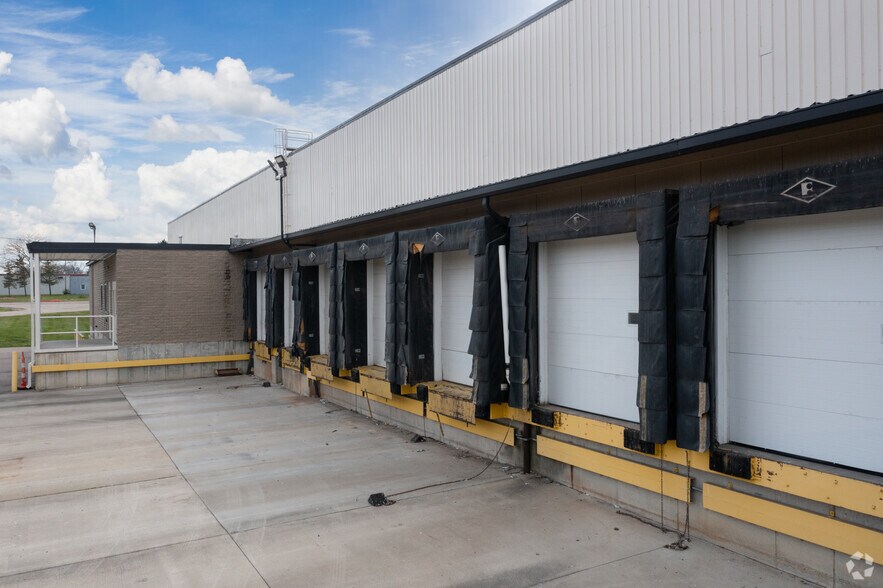 More Photos Of 2881 E Sharon Rd, Cincinnati Warehouse For Lease
