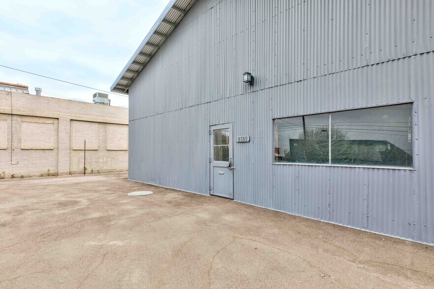 More Photos Of 2503 N Ontario St, Burbank Showroom For Lease