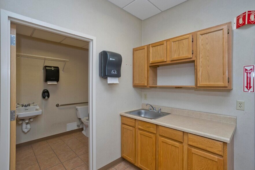 More Photos Of 422 Main St, Easthampton Freestanding For Lease
