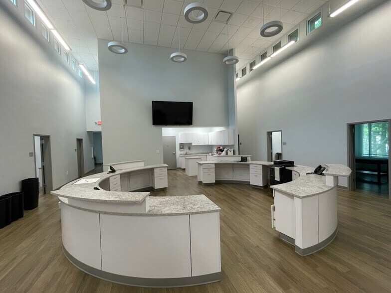 More Photos Of 4682 Airport Blvd, Mobile Medical For Sale