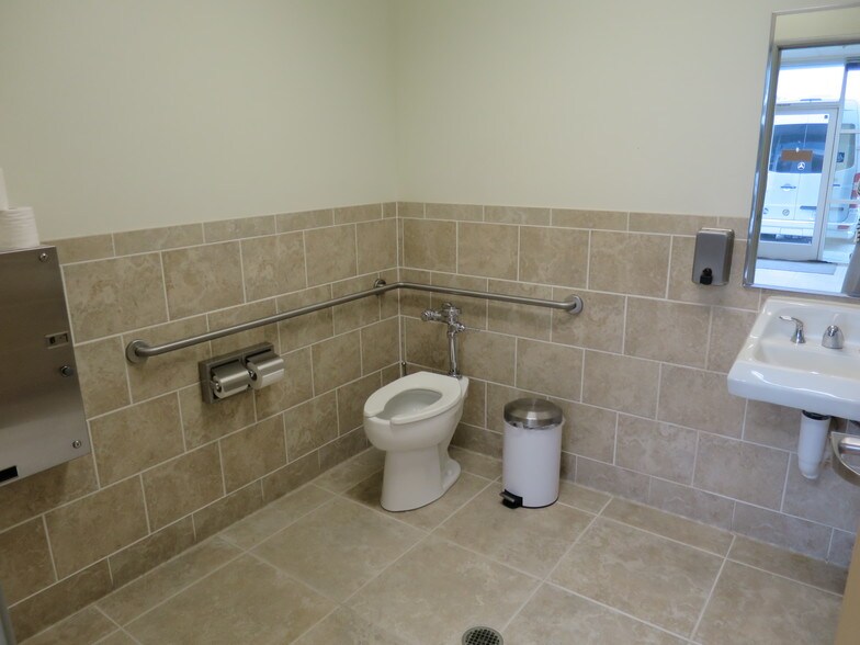 More Photos Of 2972 Columbia St, Torrance Warehouse For Lease