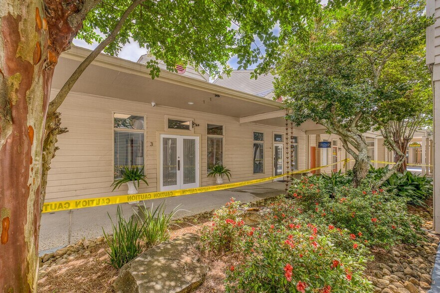 More Photos Of 913 Gulf Breeze Pky, Gulf Breeze General Retail For Sale