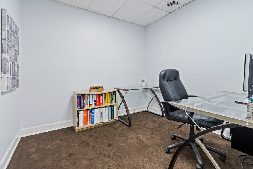 More Photos Of 1001 E 4th St, Richmond Showroom For Lease