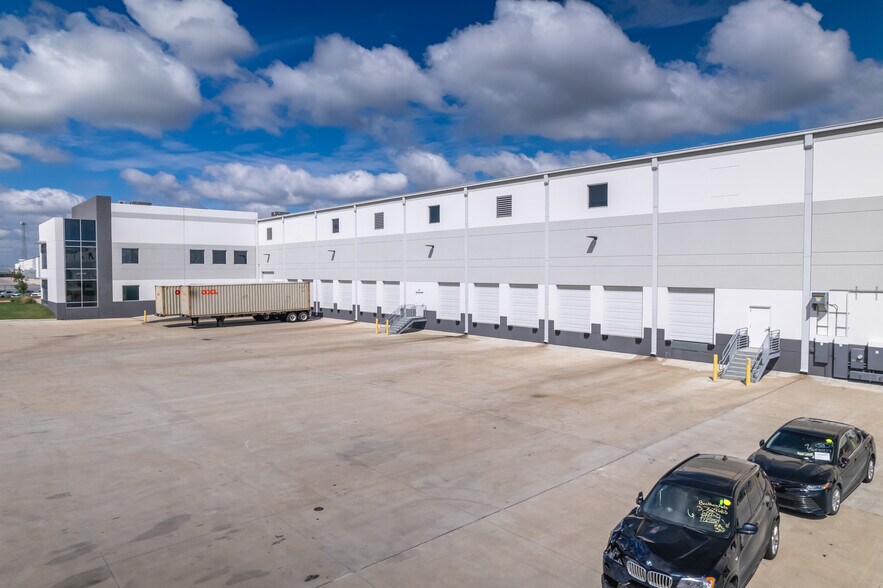More Photos Of 6101 Grand Pky S, Baytown Distribution For Lease