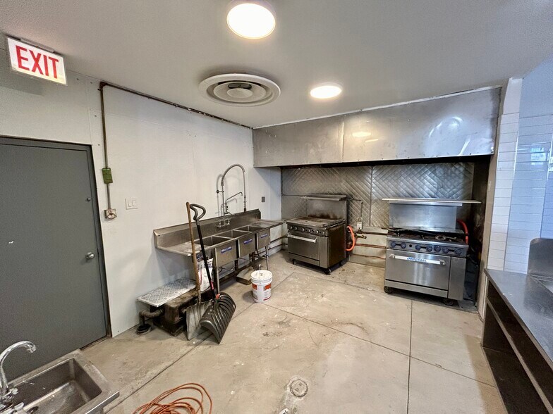 More Photos Of 3400 W Evergreen Ave, Chicago Storefront Retail Residential For Lease