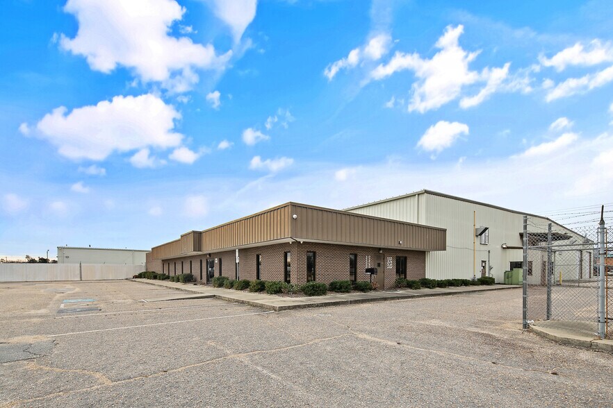 More Photos Of 131 Pepsi Ln, Fayetteville Distribution For Lease