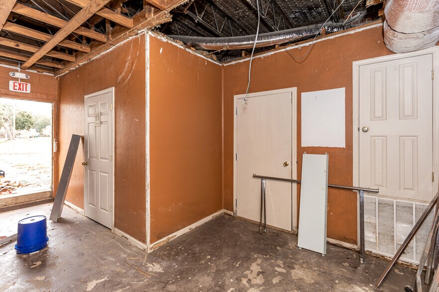 More Photos Of 4914 Main St, Moss Point Storefront For Sale