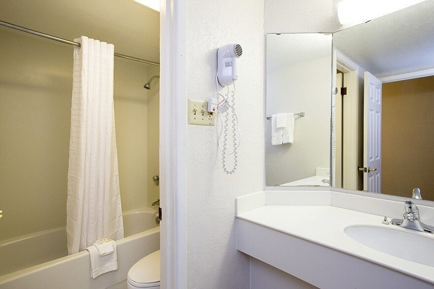 More Photos Of 5201 N State Line Ave, Texarkana Hotel For Sale