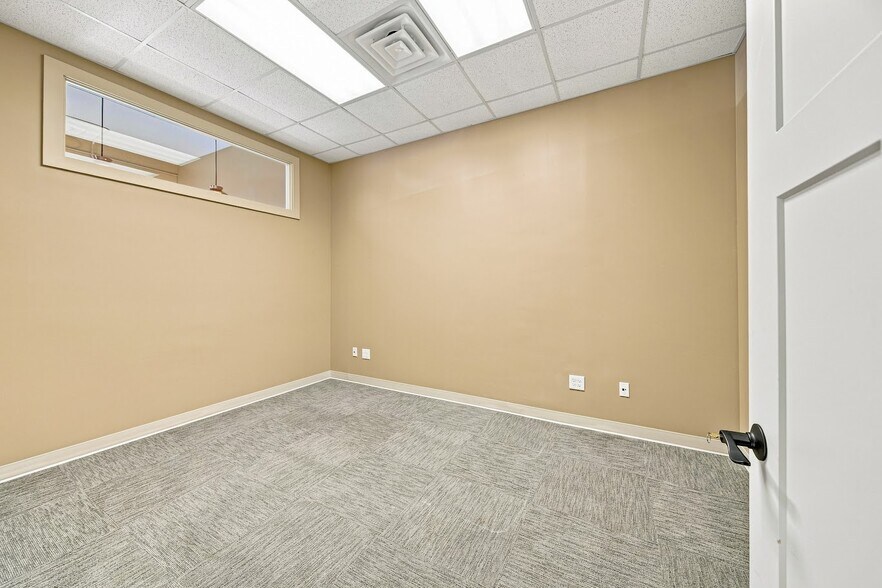More Photos Of 3441 Devils Glen Rd, Bettendorf Storefront For Lease