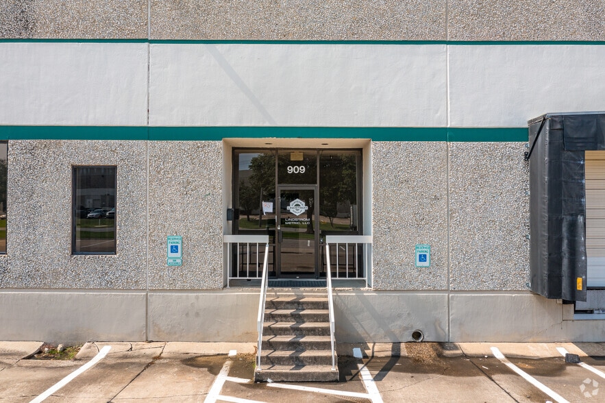 More Photos Of 901-915 Avenue S, Grand Prairie Distribution For Lease