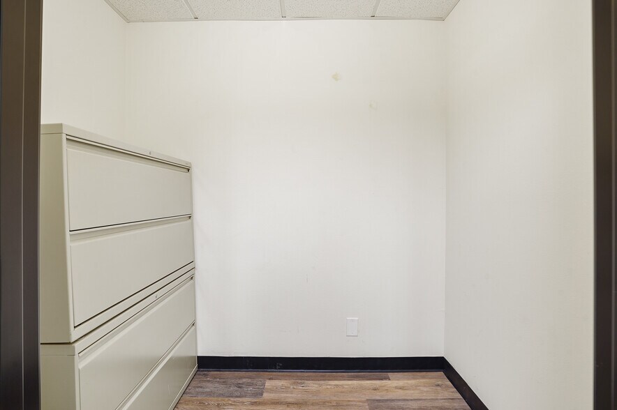 More Photos Of 30423 Canwood St, Agoura Hills Office For Sale