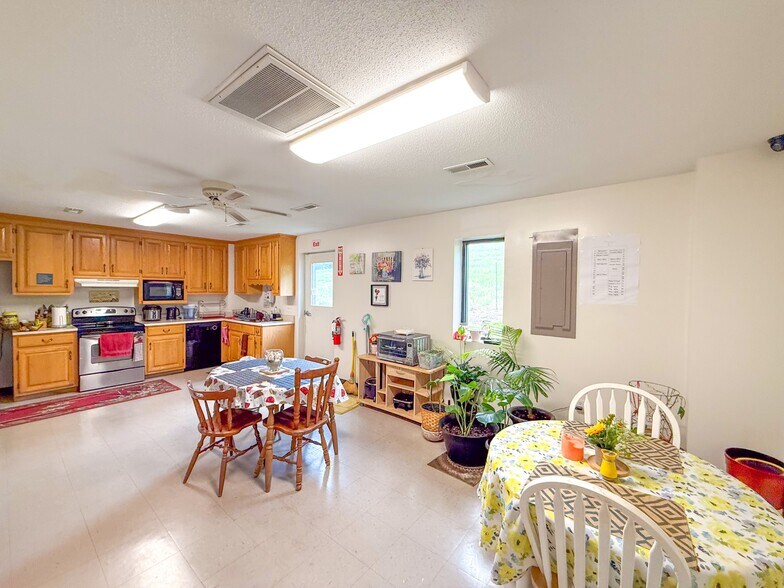 More Photos Of 2335 Columbia Hwy, Pulaski Office For Sale