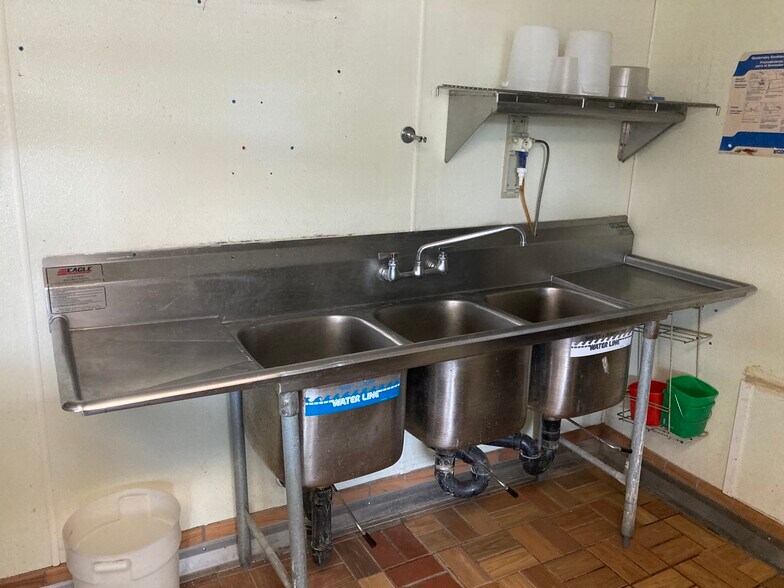 More Photos Of 2715-2719 W Broadway Ave, Minneapolis Fast Food For Sale