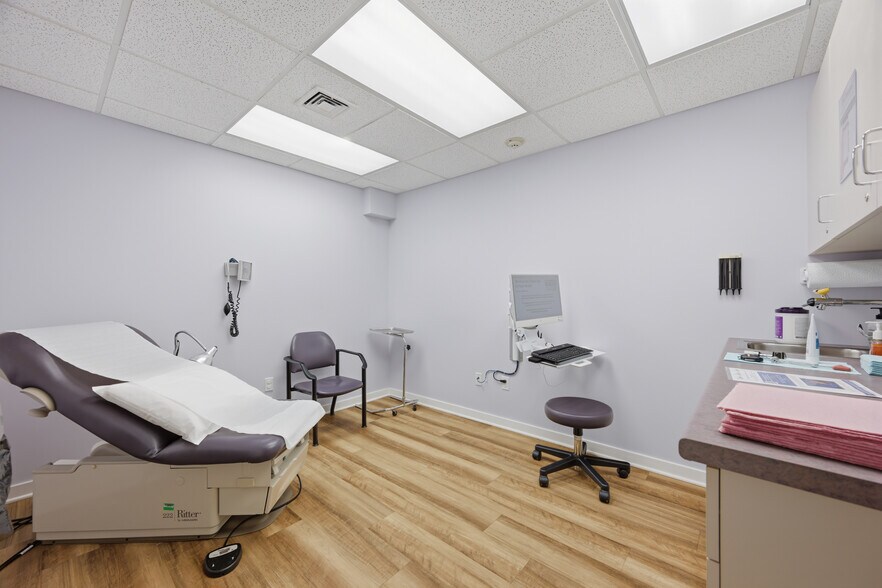 More Photos Of 35 Saybrook Rd, Essex Medical For Sale