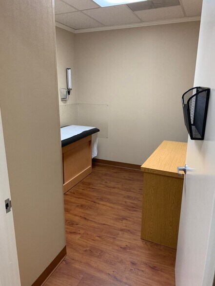 More Photos Of 8 Quakerbridge Plz, Hamilton Office For Sale