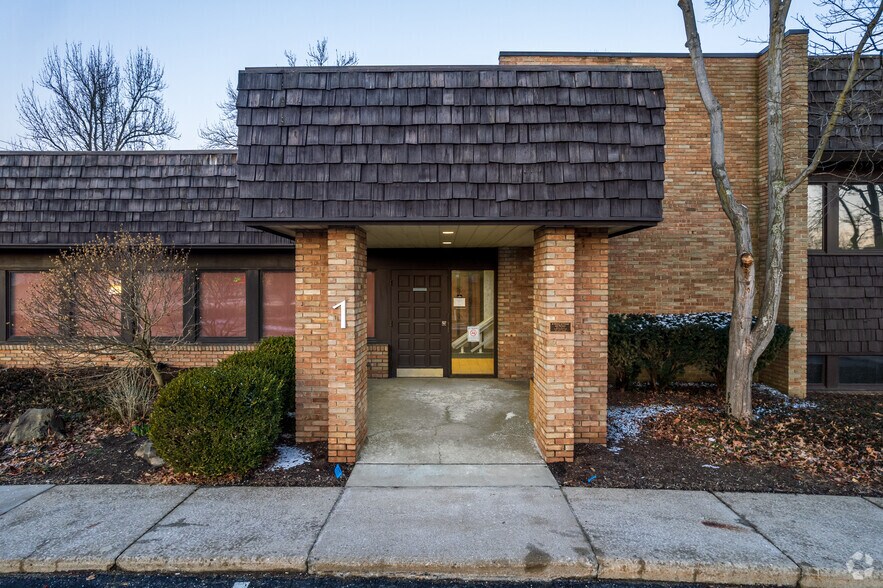 More Photos Of 3843 E Market St, Warren Medical For Lease