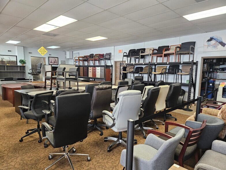 More Photos Of 27900 Industrial St, Bonita Springs Warehouse For Sale