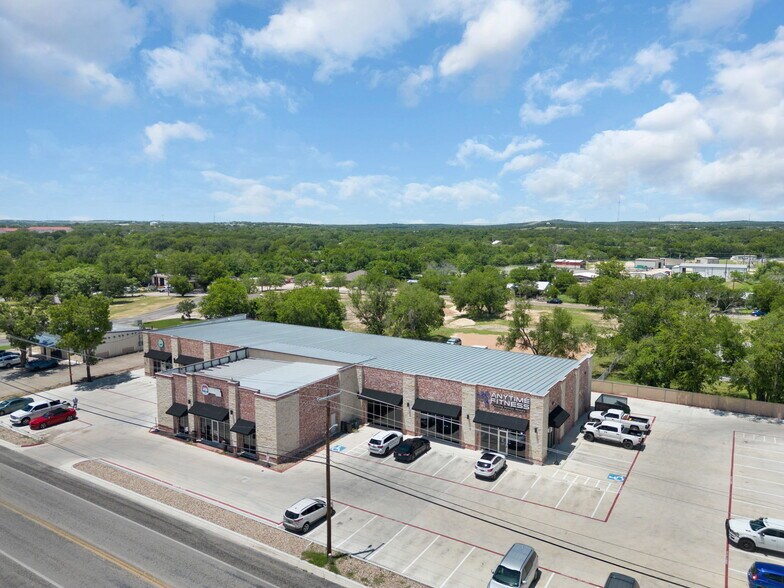 More Photos Of 1009 E 4th St, Lampasas Storefront For Lease