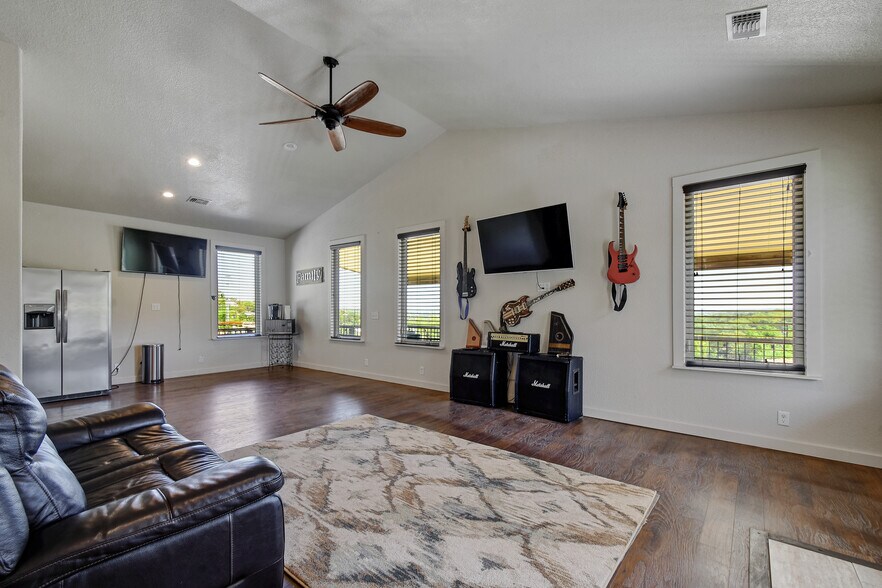More Photos Of 1340 Hinch Dr, New Braunfels Apartments For Sale