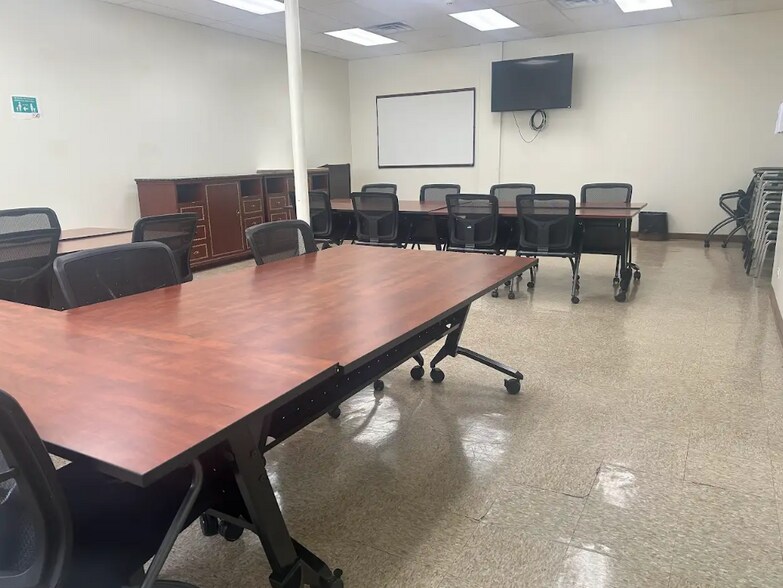 More Photos Of 416 E 43rd St, Chicago Convenience Store For Sale