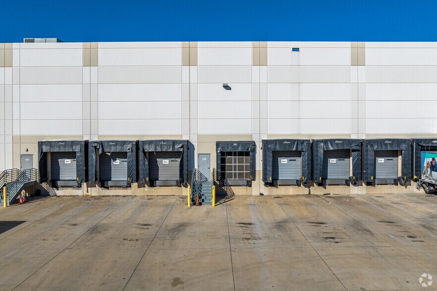 More Photos Of 12121 N Stemmons Fwy, Dallas Distribution For Lease