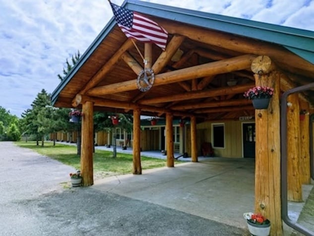 More Photos Of 400 Quadna Road, Hill City Hotel For Sale