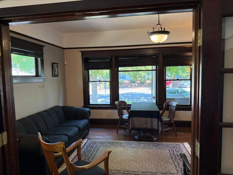 More Photos Of 401 E McLoughlin Blvd, Vancouver Office For Sale