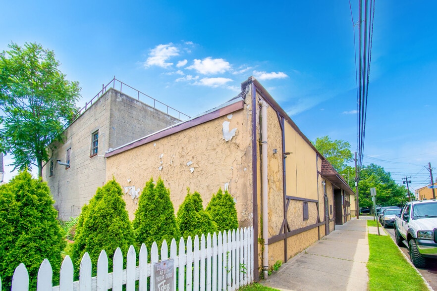 More Photos Of 40 Columbus St, Bloomfield Showroom For Sale