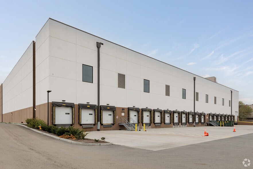 More Photos Of 120 Frontage Rd, Newark Distribution For Lease
