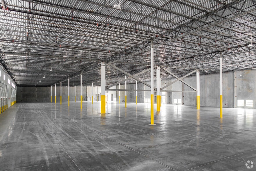 More Photos Of 9535 NW 174th St, Hialeah Unknown For Lease