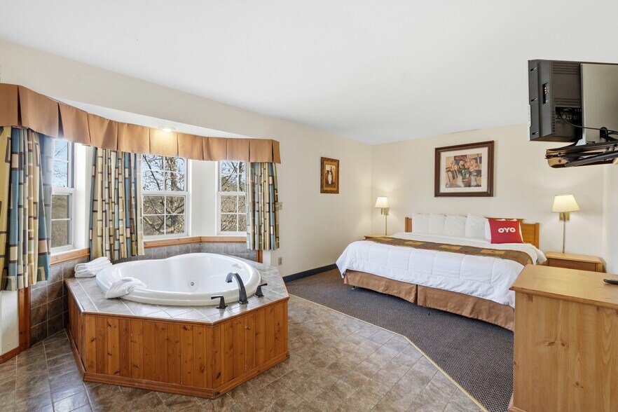 More Photos Of 3169 E Van Buren, Eureka Springs Hotel For Sale