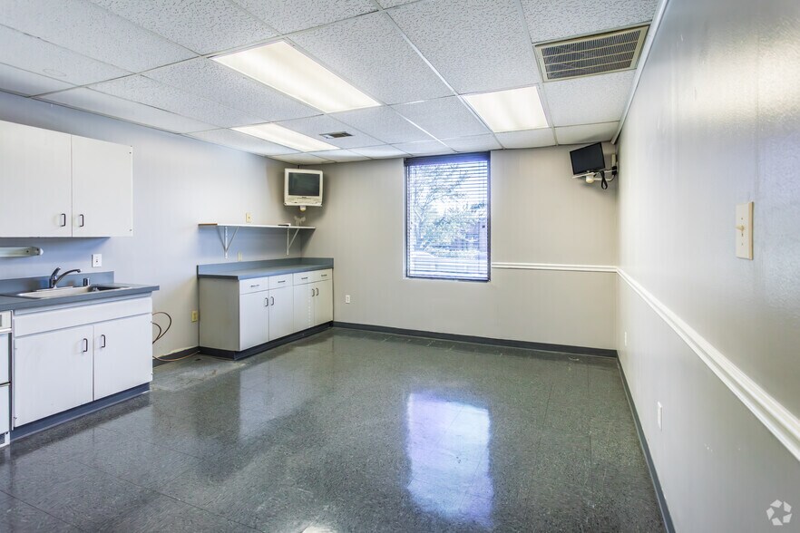 More Photos Of 11215 Hermitage Rd, Little Rock Medical For Sale